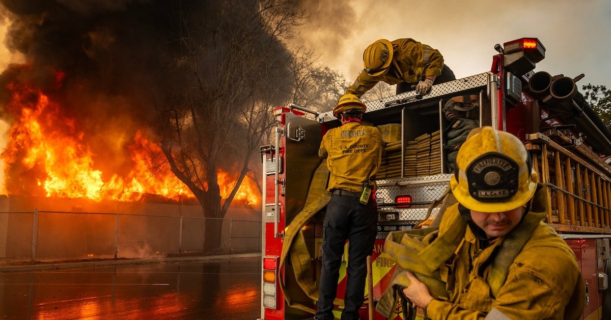 Image: Firefighting aircraft battling the wildfire in Malibu.